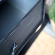 Loft stílusú konzolasztal dekorációval berendezett térben