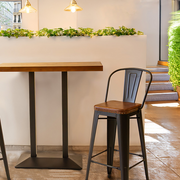 FACTORY ipari bárszék bárpult mellett, műbőr ülés részlet