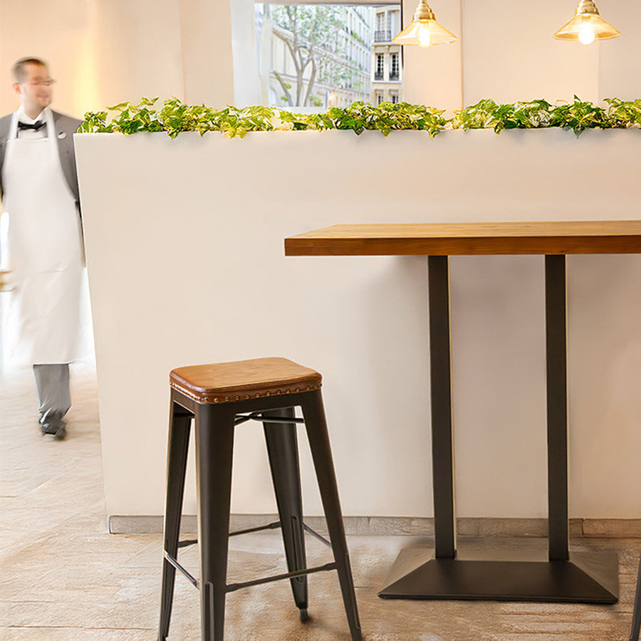 FACTORY loft stílusú fém bárszék enteriőrben, bárasztal mellett