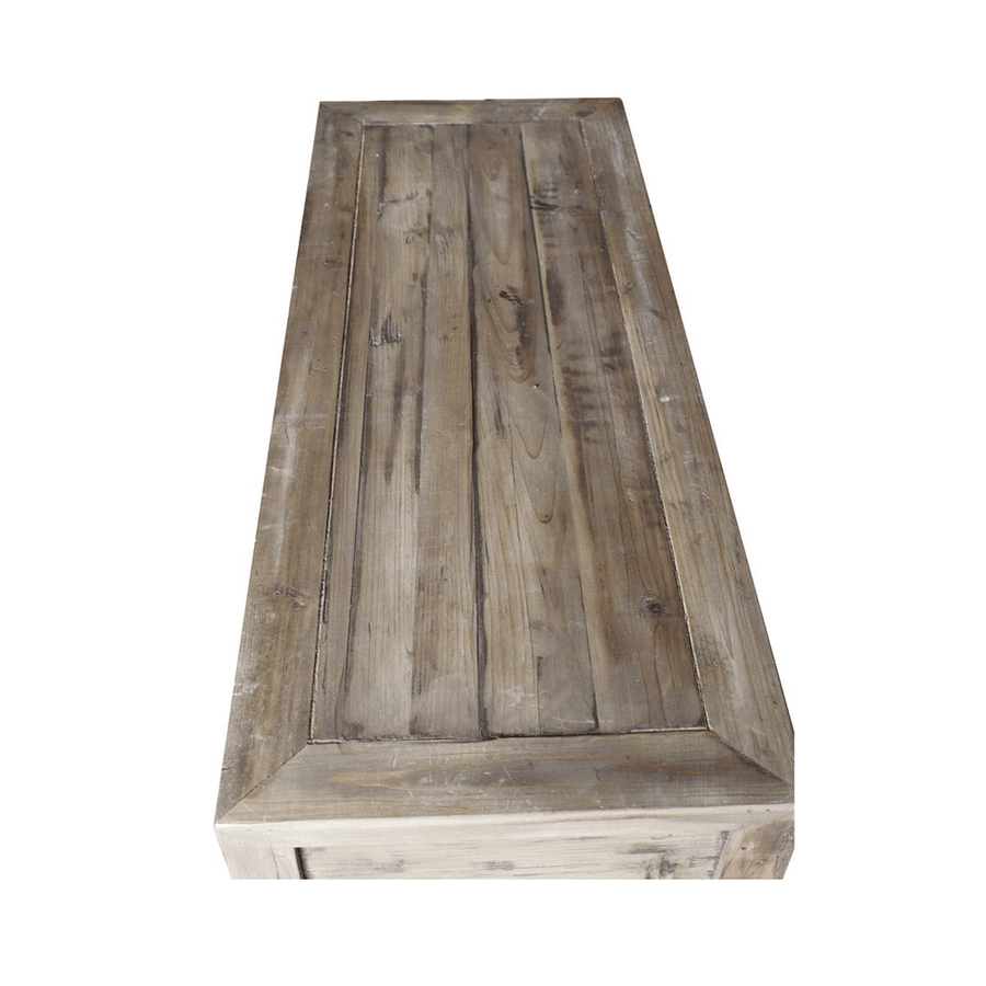 Felülnézeti kép a pácolt fenyőből készült asztallapról, természetes mintázattal és rusztikus hatással.