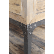 Makró részletkép a konzolasztal sarkáról, amely kiemeli a szegecselt fém és fa találkozását ipari stílusban.