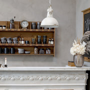 Antikolt felületű, krémszínű, fém anyagú függeszték&nbsp;lámpa.