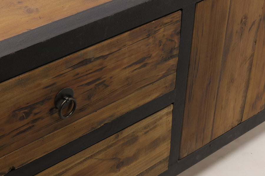 Részletfotó a fiókfront és a szekrény ajtó találkozásáról, kiemelve a fa erezetét és a fém fogantyút