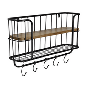 Fektet, fém fogasokkal felszerelt konyhai fali polc.