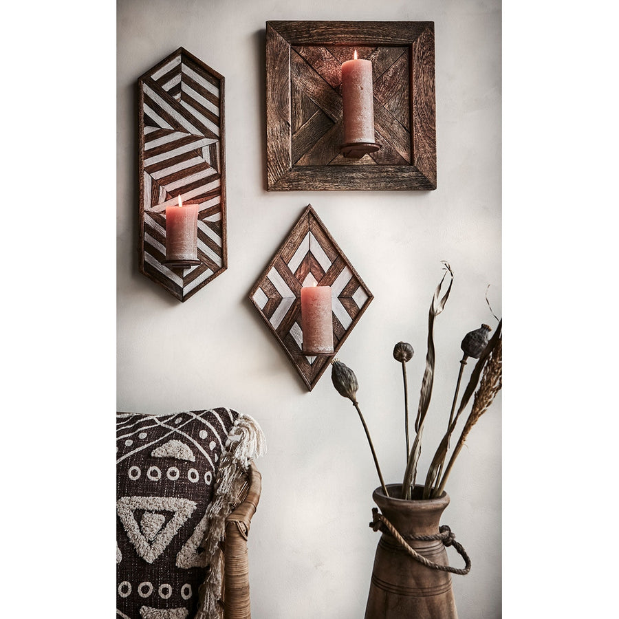 Natúr színű, újrahasznosított fából készült kézműves fali gyertyatartó.