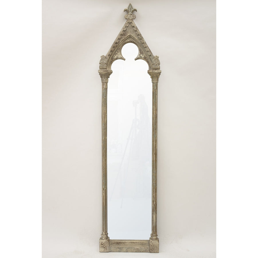 Historikus megjelenésű,, fából faragott, antikolt felületű falitükör.