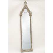 Historikus megjelenésű,, fából faragott, antikolt felületű falitükör.