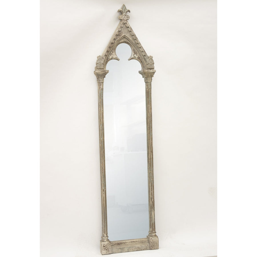 Historikus megjelenésű,, fából faragott, antikolt felületű falitükör.