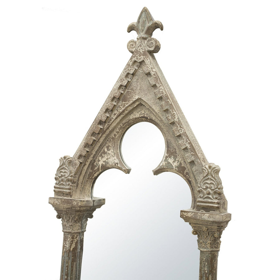 Historikus megjelenésű,, fából faragott, antikolt felületű falitükör.