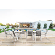 Krém színű kortárs kerti étkezőasztal modern teraszon.