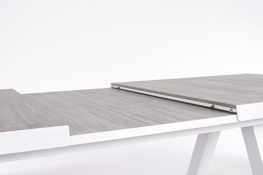 Krém színű kortárs kerti étkezőasztal.