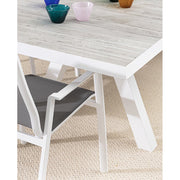 Fehér színű modern kerti szék.