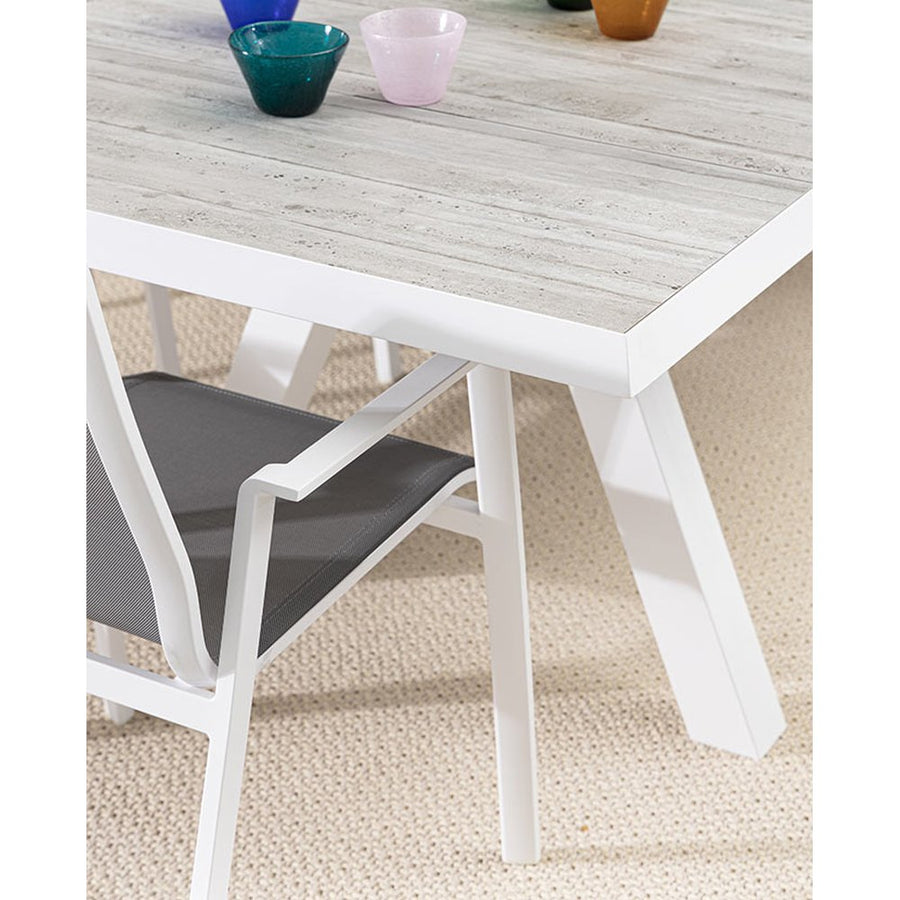 Fehér színű modern kerti szék.