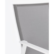 Fehér színű modern kerti szék.