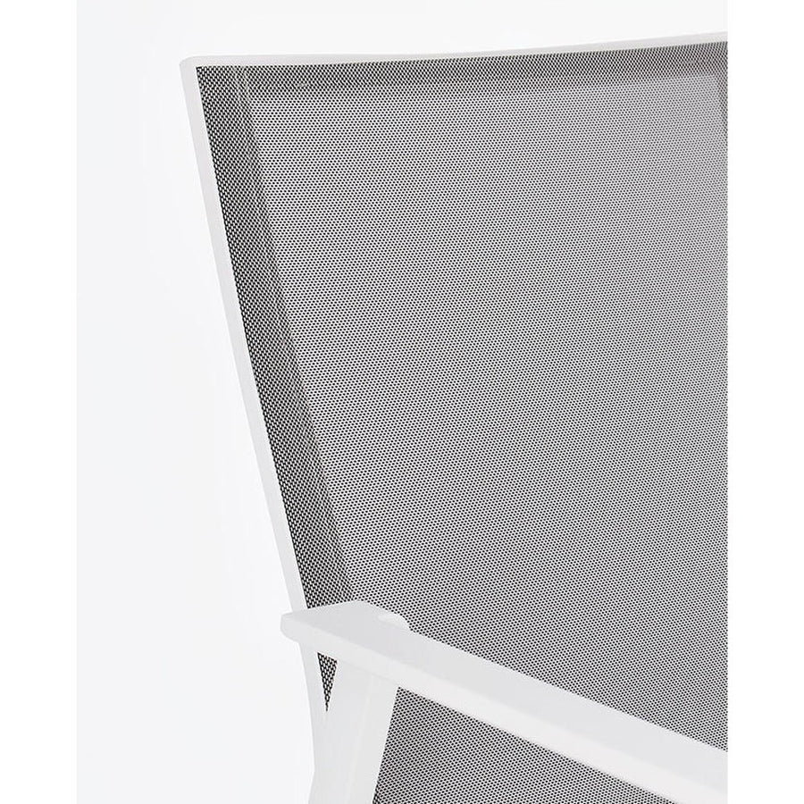 Fehér színű modern kerti szék.