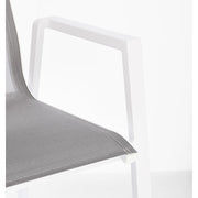 Fehér színű modern kerti szék.