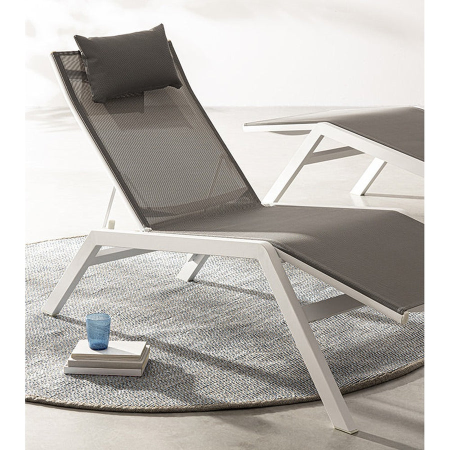 Fehér színű napozóágy.