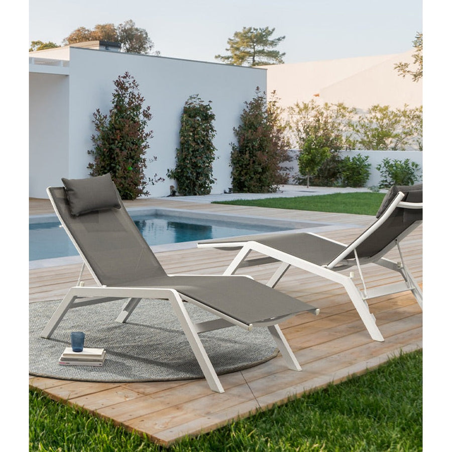 Fehér színű napozóágy.