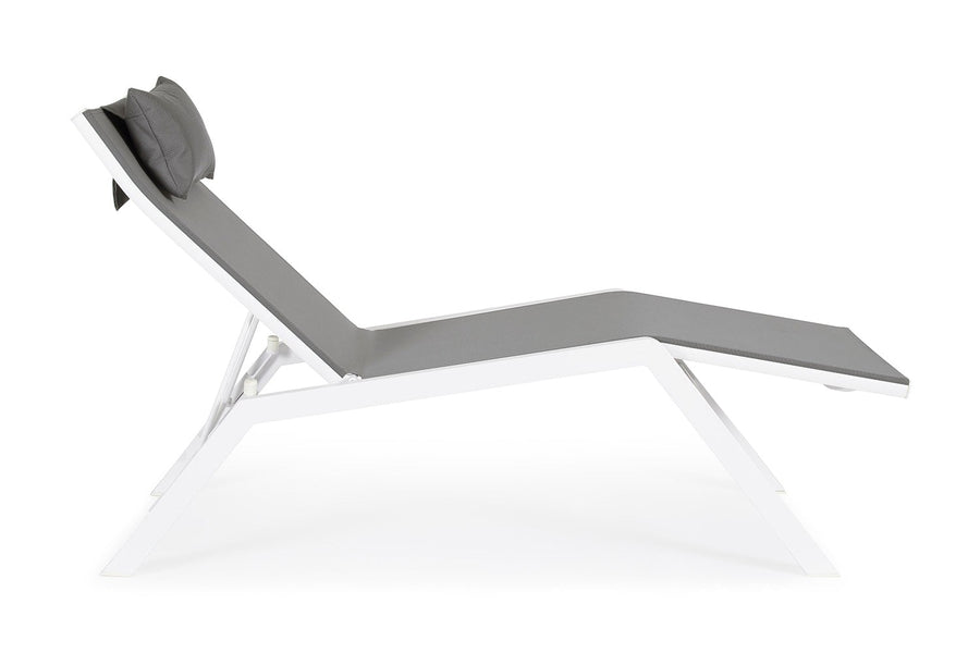 Fehér színű napozóágy.