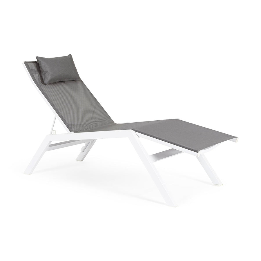 Fehér színű napozóágy.