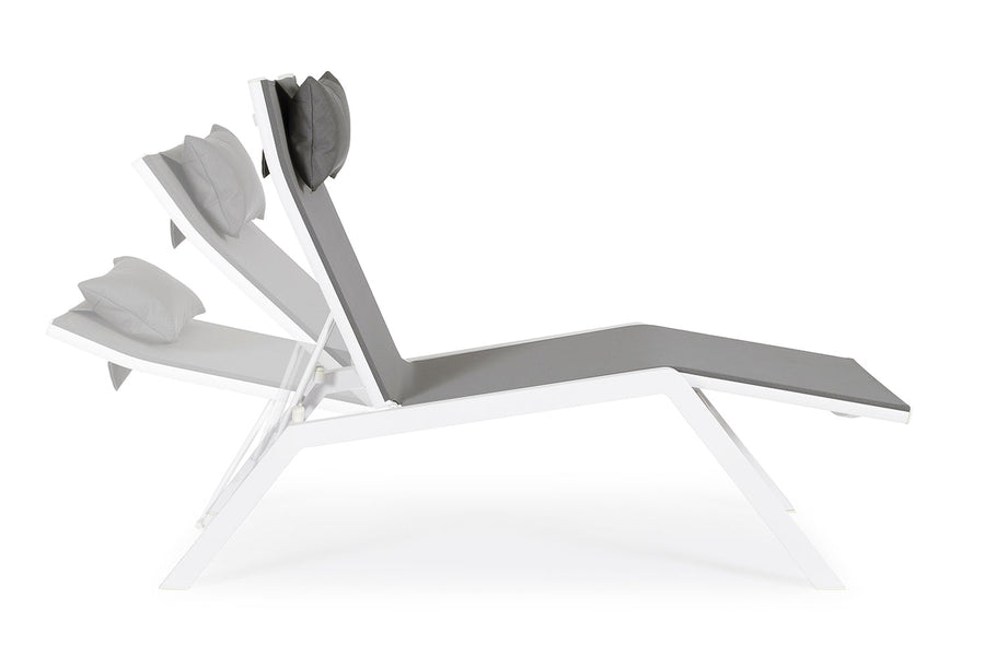 Fehér színű napozóágy.