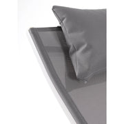 Fehér színű napozóágy.