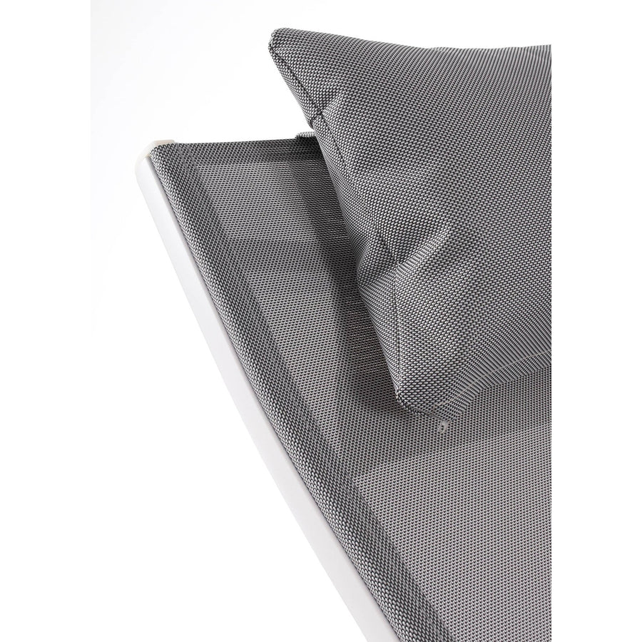 Fehér színű napozóágy.