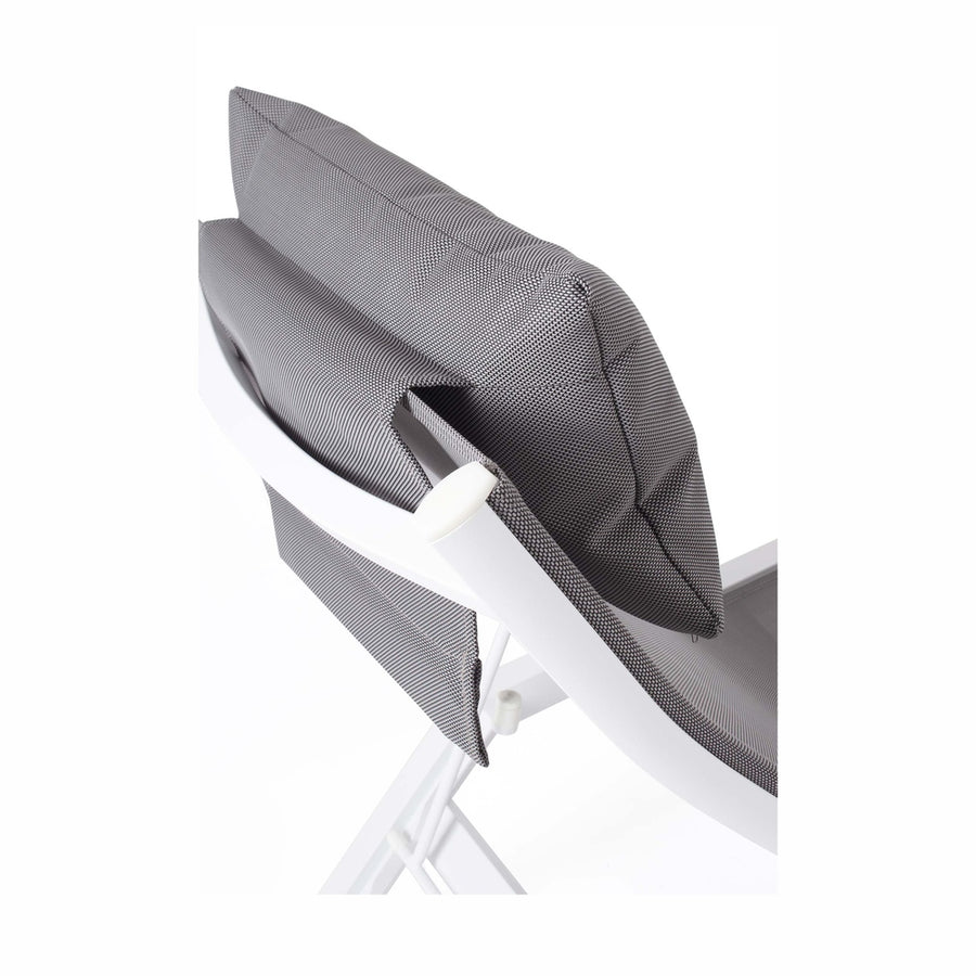 Fehér színű napozóágy.