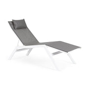 Fehér színű napozóágy.