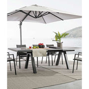 Fekete színű modern kerti asztal napernyővel és székekkel.