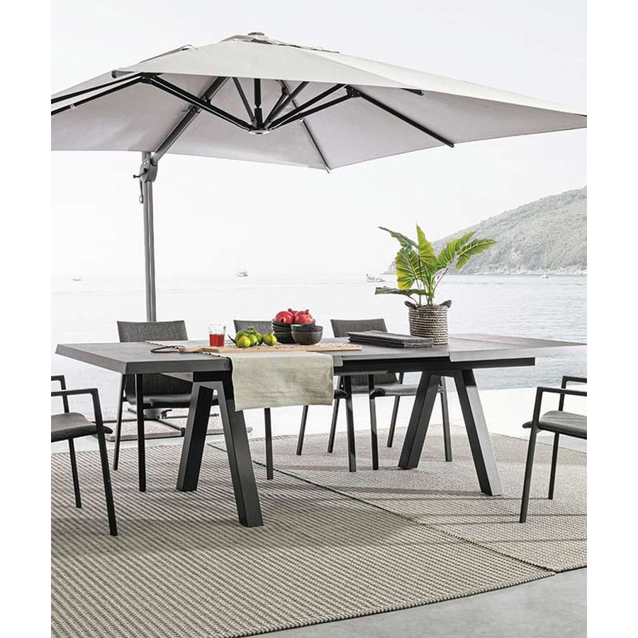 Fekete színű modern kerti asztal napernyővel és székekkel.