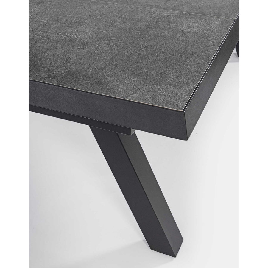 Fekete színű modern kerti asztal.