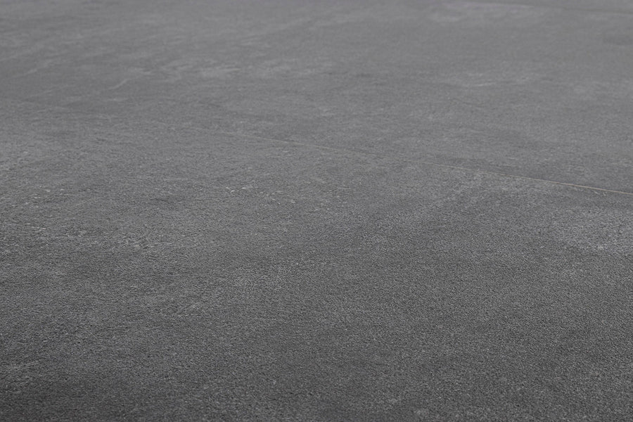 Fekete színű modern kerti asztal.