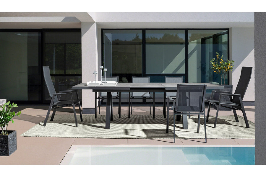 Fekete színű modern kerti asztal. medence szélén.