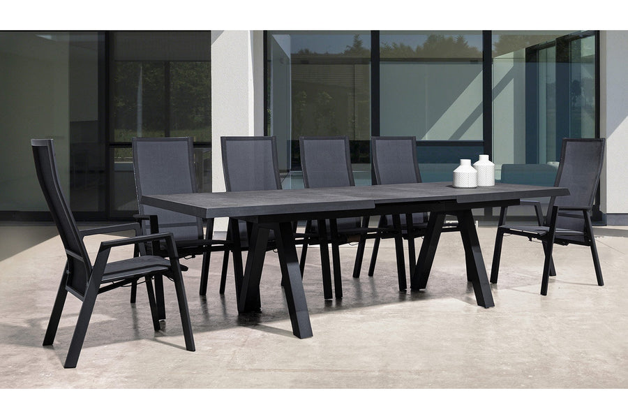 Fekete színű modern kerti asztal teraszon.