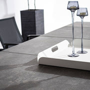 Fekete színű modern kerti asztal.