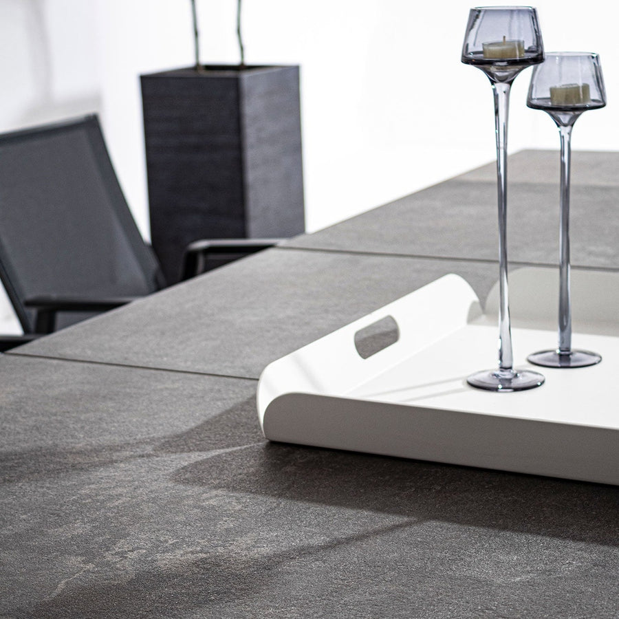 Fekete színű modern kerti asztal.