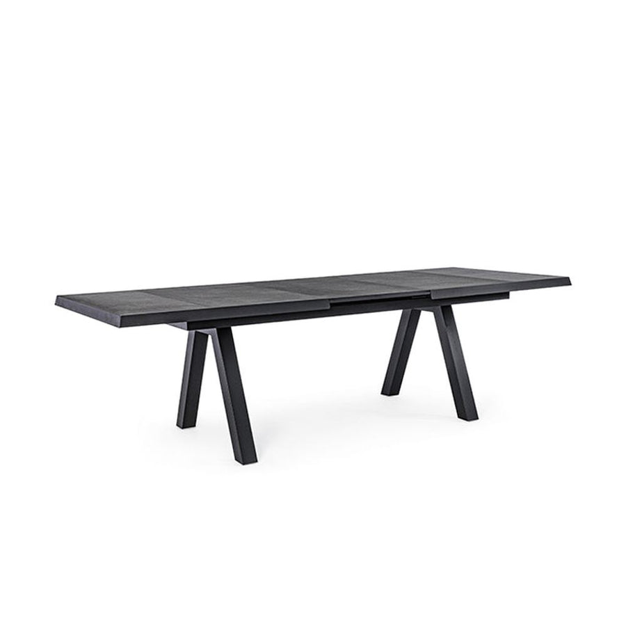 Fekete színű modern kerti asztal.