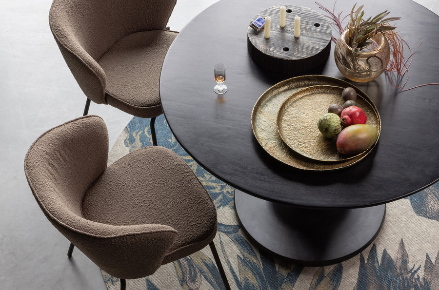 Kerek formájú, mélyfekete színű, dizájn étkezőasztal.