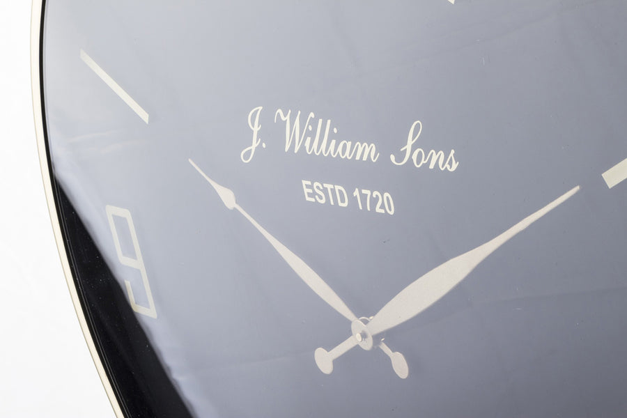 Fekete-arany színű falióra.