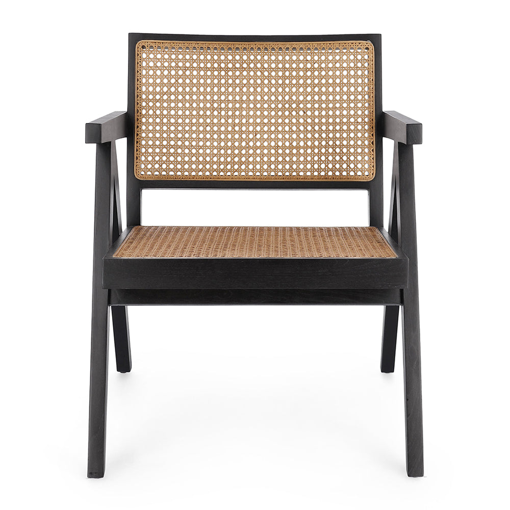 Fekete színű, teakfából és rattanból készült, formatervezett design fotel.