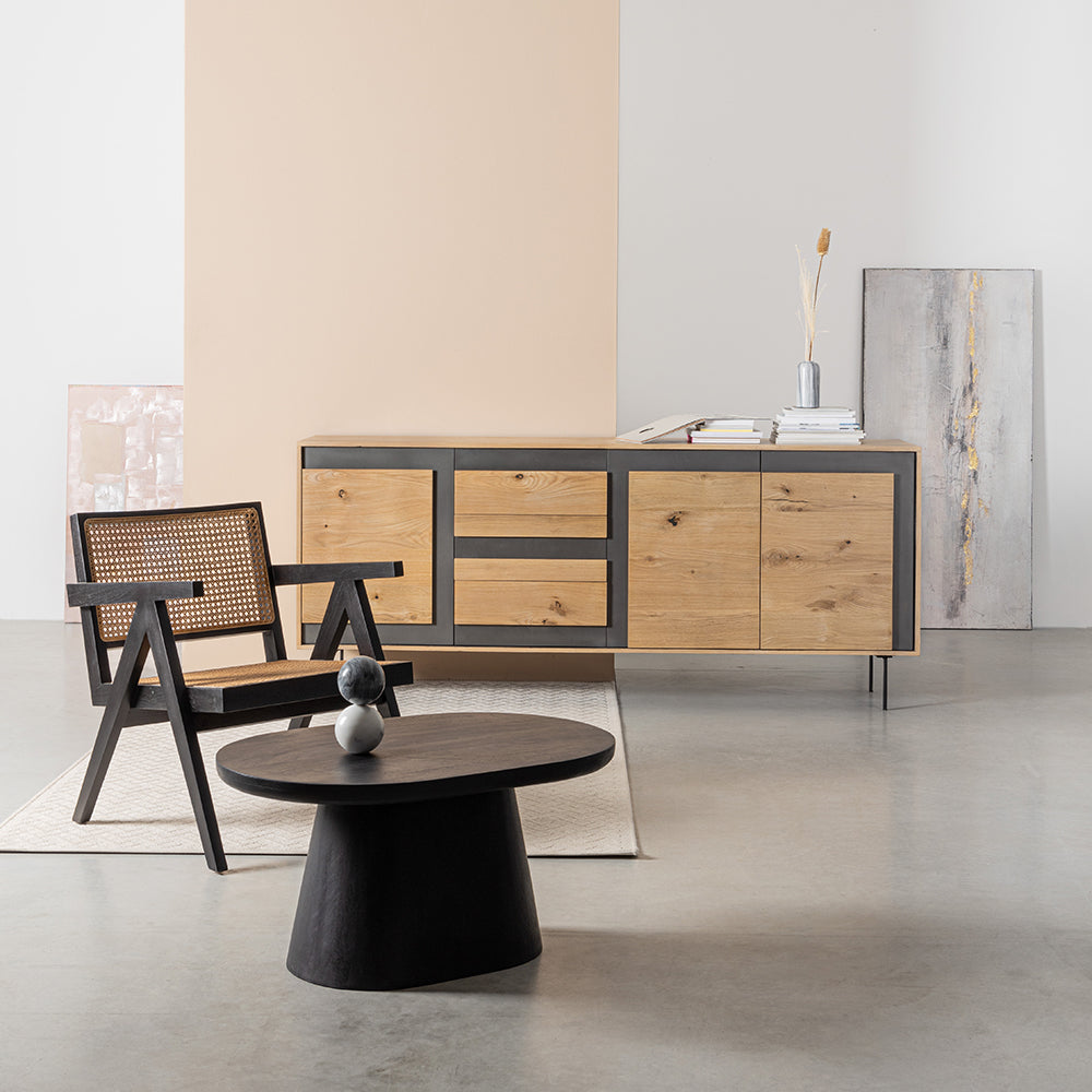 Fekete színű, teakfából és rattanból készült, formatervezett design fotel.