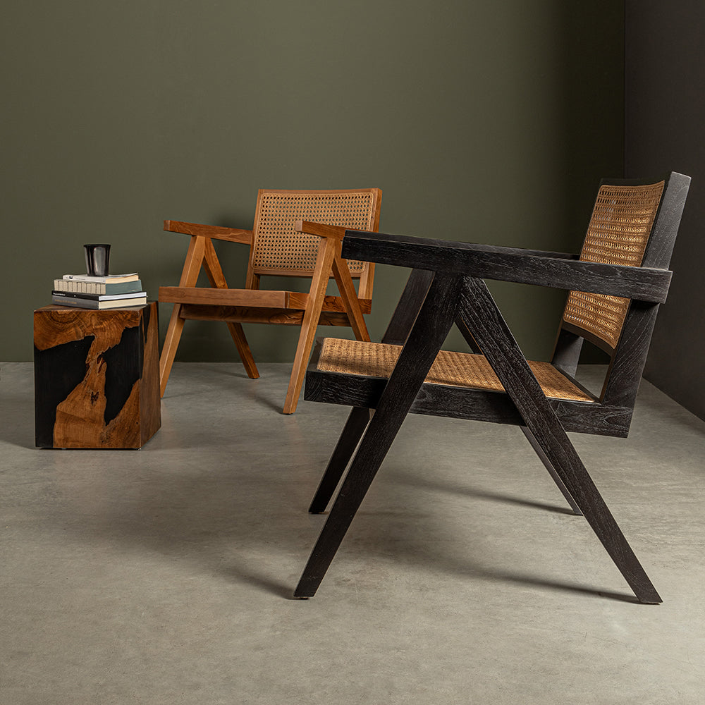 Fekete színű, teakfából és rattanból készült, formatervezett design fotel.