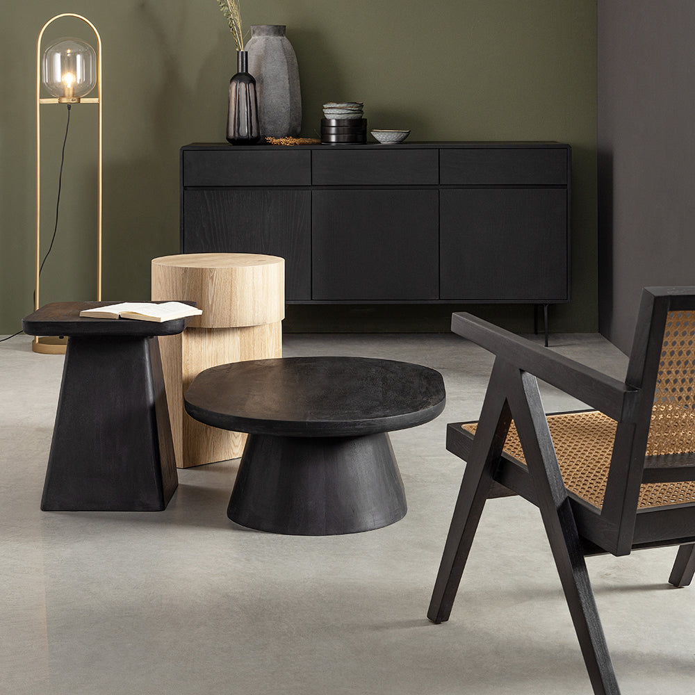 Fekete színű, teakfából és rattanból készült, formatervezett design fotel.