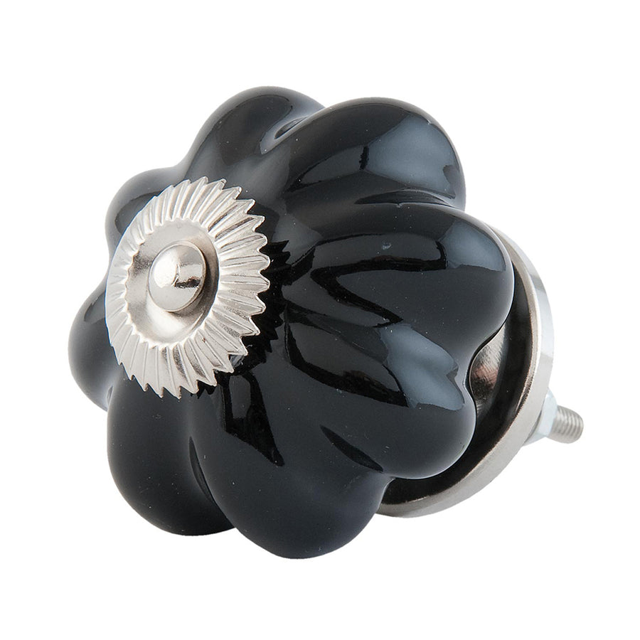 Vintage stílusú, fekete kerámia bútorfogantyú oldalnézetből, fém rögzítőelemmel.