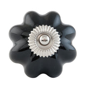 Fekete kerámia fiókgomb bordázott mintával, elölnézeti kép.