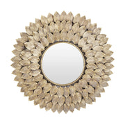 Modern stílusú, aranyszínű fém falitükör.