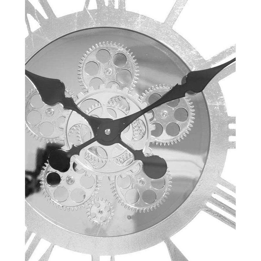 Fémből készült ezüstszínű falióra..