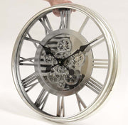 Fémből készült ezüstszínű falióra..