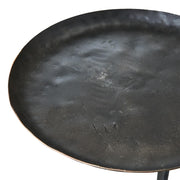 Fekete színű, vasból készült, kézműves gyertyatartó.